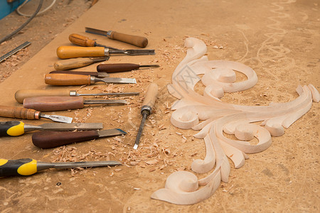 工匠木雕制作家具装饰品木雕手凿子工具背景图片