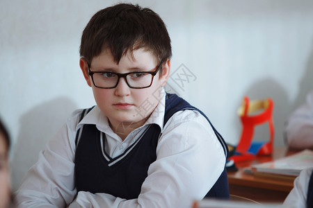 小学生在小学上课戴眼镜的男孩看着老师俄罗斯的教育图片