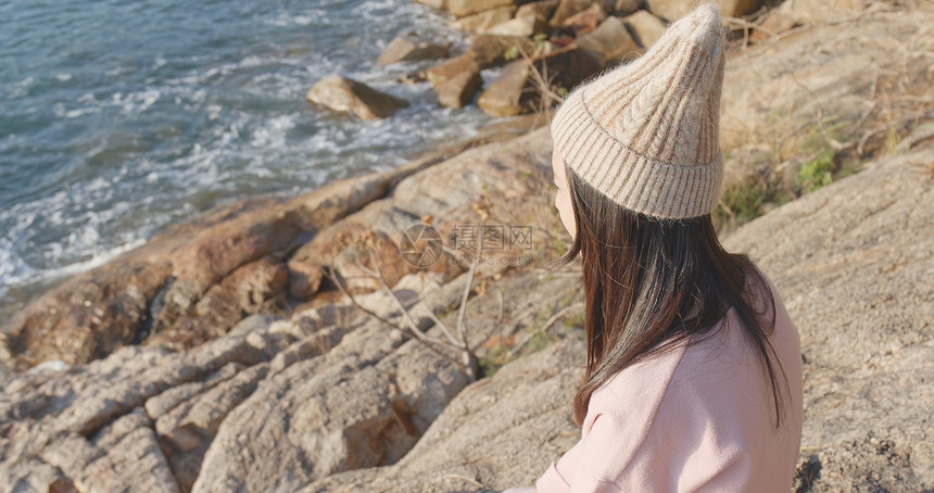 看海的亚洲女人图片