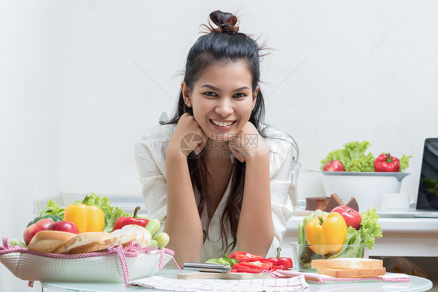 迷人的女人对吃水果和蔬菜很满图片