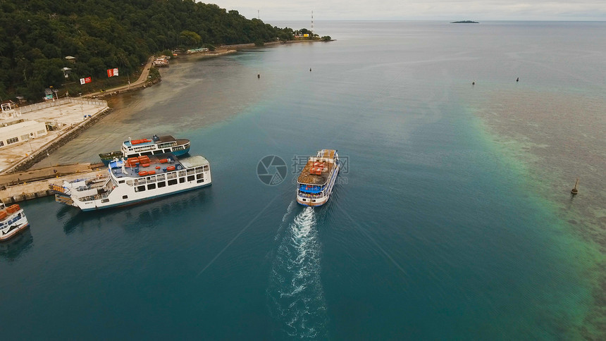 鸟瞰客轮漂浮在蓝色的大海中漂浮在海洋中的亚洲客船菲律宾图片