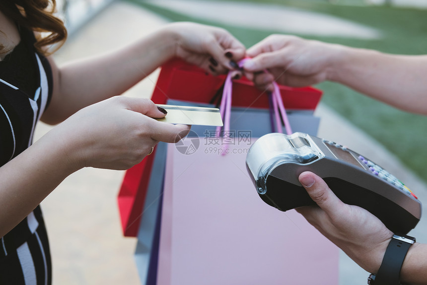 女人用信卡刷通过终端付款客户使用EDC或刷卡机付款买图片
