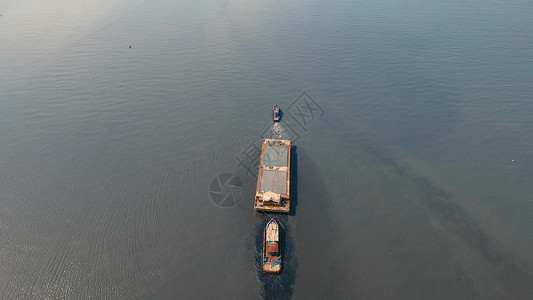 鸟瞰拖船在马尼拉湾推驳船港口内的拖船和驳船在海中装载了漂浮物菲图片