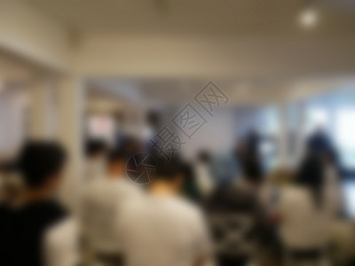 人们在会议厅听演讲会议室的观众参加者坐在大学讲习班的报告厅里图片