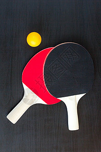 两桌网球或乒乓球和球图片