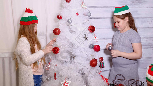 一家庭在圣诞树图片