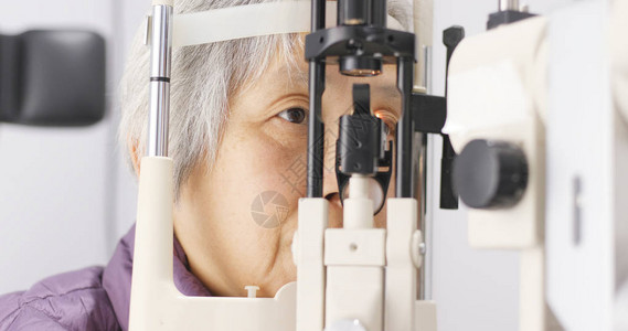 老妇人接受视力检查图片