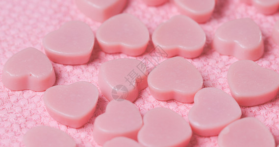 粉红色的心形巧克力糖图片
