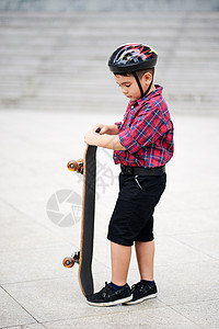 长着滑板的可爱小男图片