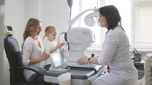 检查小女孩视力的诊所医生观察家儿童图片