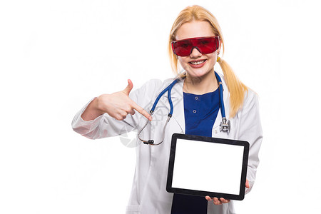 年轻女医生指向数字平板电脑空白屏幕图片
