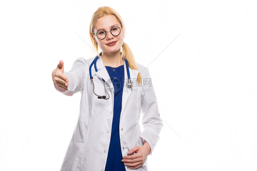 年轻女医生向孤立于白种背景的年轻图片