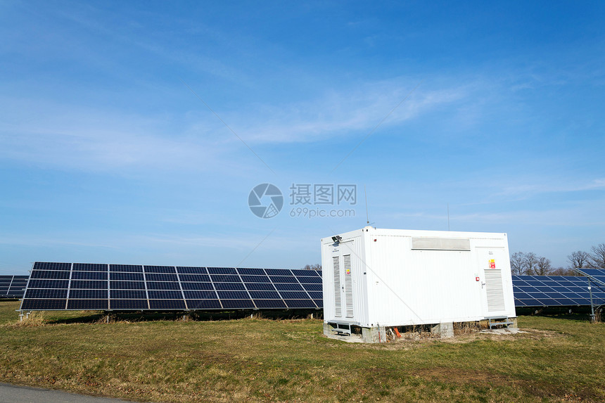 太阳能电池板光伏电站农场的配电点图片