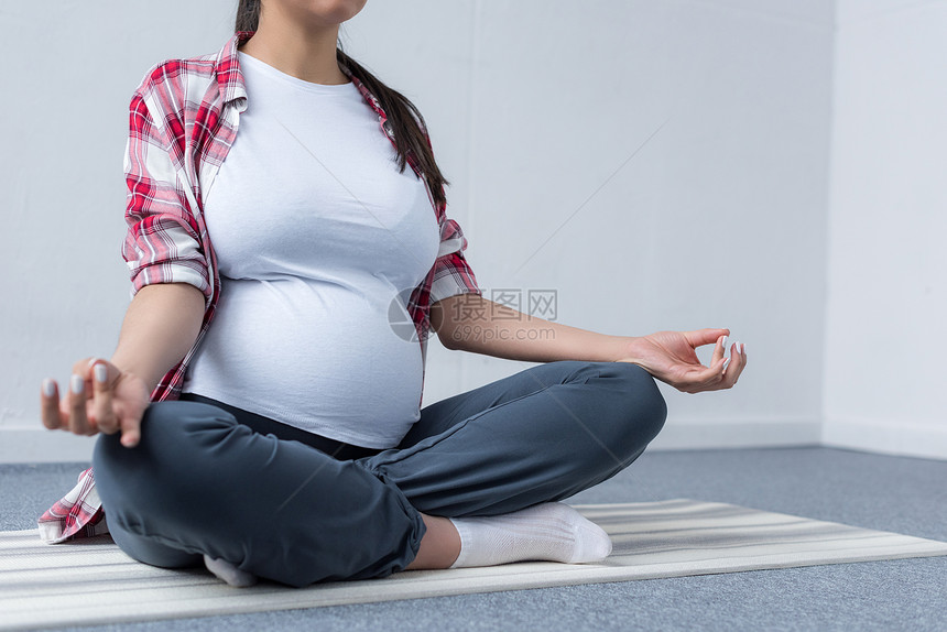 非洲裔美国孕妇在垫子上练习瑜伽图片