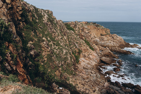 岩石峭壁和海洋背景的风景图片