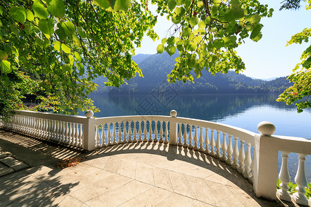 位于阿布哈兹州官邸里察湖岸边的精密经典阳台上的图片