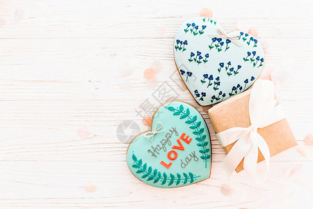 饼干心上的快乐爱情日文字和带有绿色丝带的工艺礼品盒图片