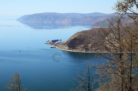 Baikal湖平静地表面的气候表层图片