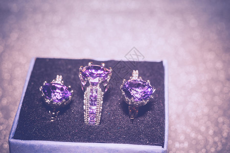 时装银环有紫色的金属图片