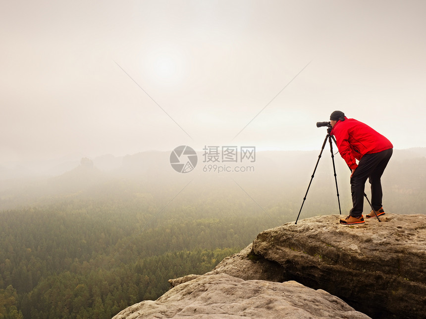 在三脚架上用摄像头打探的图片来自岩石高峰会图片