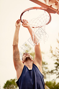 篮球运动员在篮筐上安装网图片