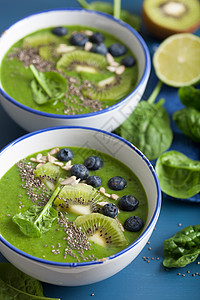 绿色冰沙碗菠菜奇异果蓝莓酸橙香蕉配奇异子图片