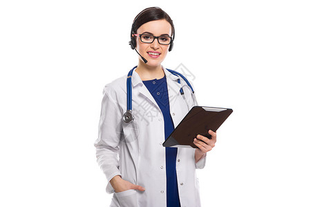戴白色背景平板电脑的耳机年轻女医生手持图片