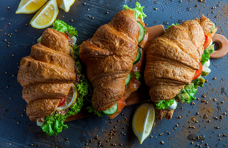 Croissant三明治在木板上卖图片