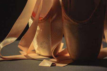 深色背景中的芭蕾舞鞋图片