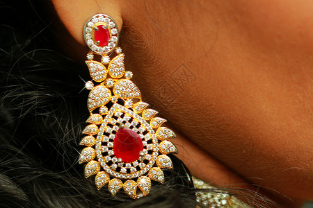 美丽的女人戴着闪亮的钻石耳环图片
