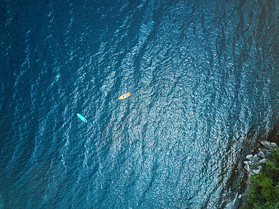 蓝色环礁湖水中两条颜色多彩的皮艇图片