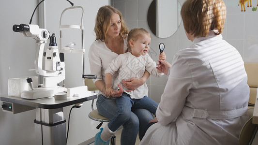 小女孩和她的眼科妈检查小孩子视力的验图片
