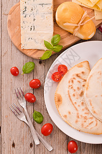 白色盘子上的Cascione意大利饼图片