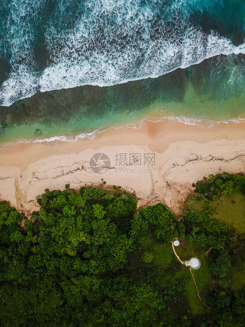 巴厘岛海滩上的海滩粉红色的沙子和绿草与充气球形式的房子圆形气泡上面的视图是从无图片