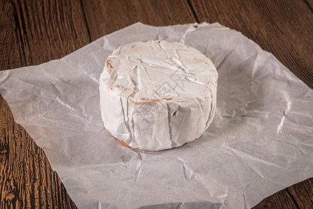 木板上的奶酪卡门贝尔图片
