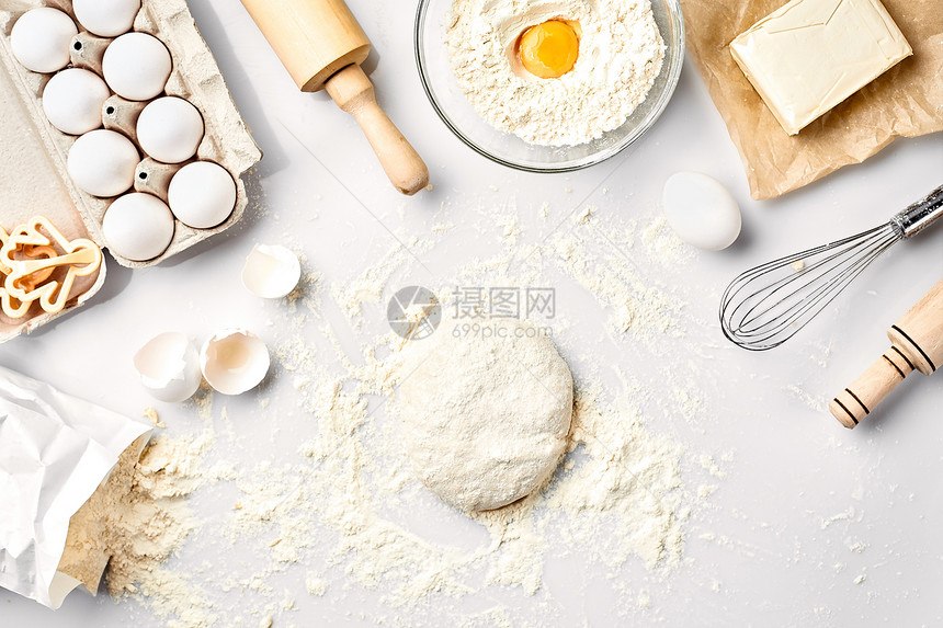 准备好在白桌上揉的生面团烘焙配料鸡蛋面粉黄油用于制作饼干的形状顶视图图片