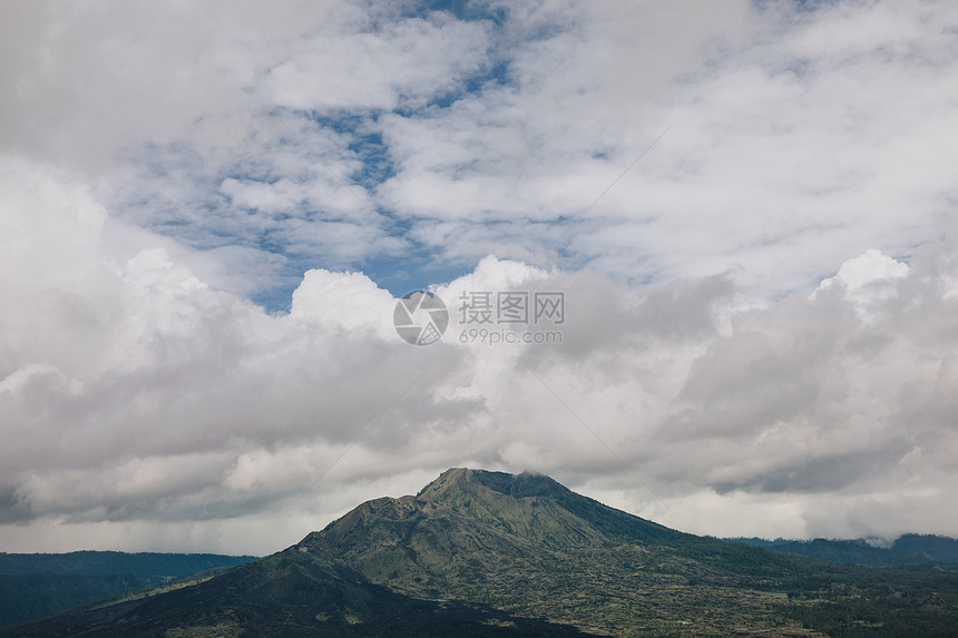 巴厘岛雄伟巴杜尔火山的美丽风景图片