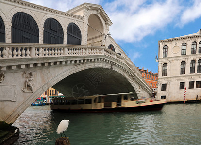 威尼斯著名的Rialto桥与蒸发器在背景图片