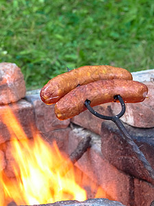 在火上烤香肠背景图片