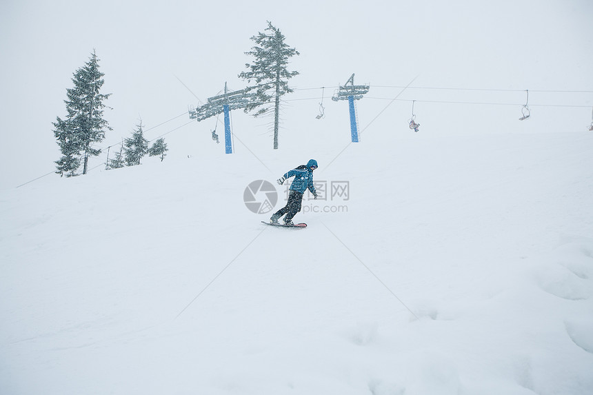 在雪山滑雪的年轻人图片