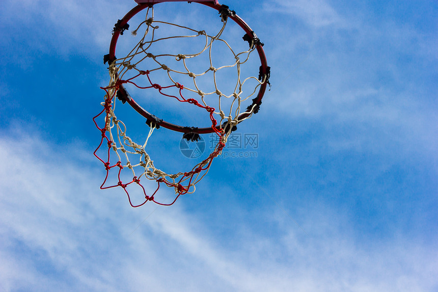 与蓝天的木篮球框图片