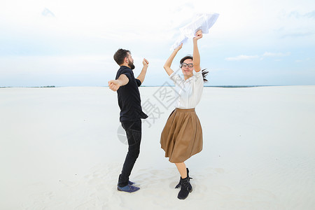 未来的律师男和女通过考试后来到海边休息图片