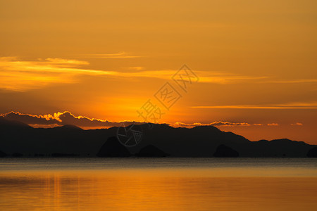 湖边日落后的橙色天空图片