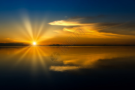 湖边的日落天空中阳光图片