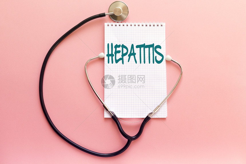白色笔记本上的疾病肝炎概念笔迹和粉红色背图片