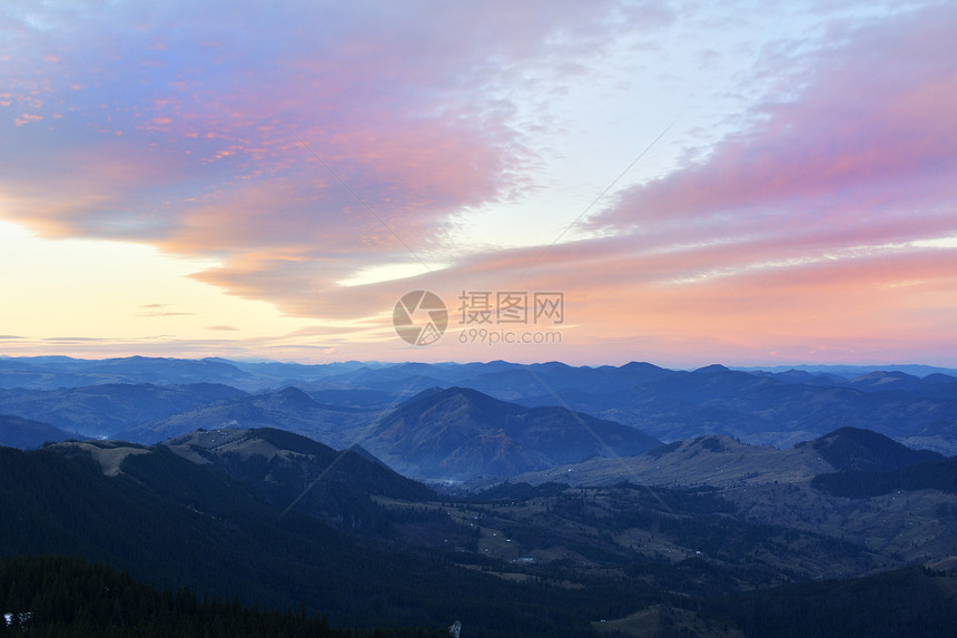 山地景色的大戏剧天空喀尔巴阡山图片