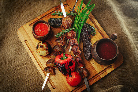 烤肉和蔬菜洋葱西红柿和胡椒精美图片