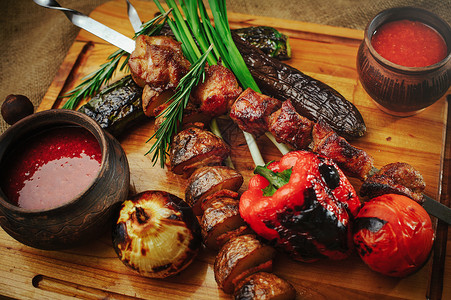 烤肉和蔬菜洋葱西红柿和胡椒精美图片