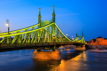匈牙利布达佩斯自由桥的美丽夜晚景色位于匈图片