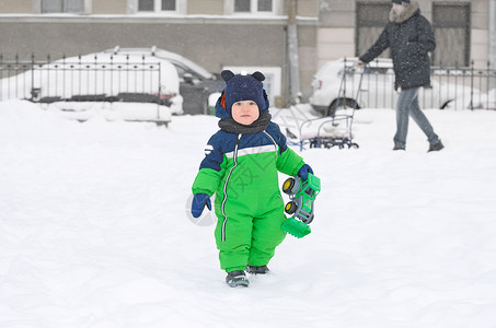 孩子被带去散步男孩享受冬天的气图片